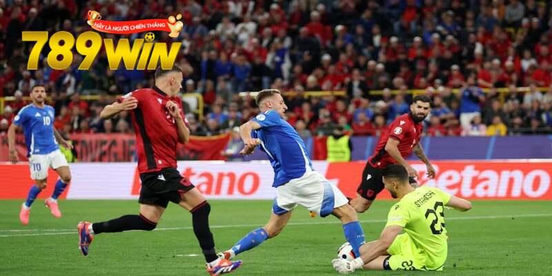 Italia chấm dứt chuỗi 11 trận giữ sạch lưới trong hiệp 1
